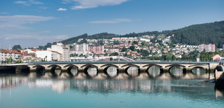 Puente do Burgo над река Lérez в Понтеведра, Испания