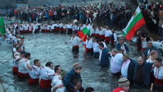 Стотици извиха мъжко хоро в ледените води на Тунджа в Калофер
