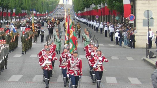 Наши гвардейци в тържествен марш по Шан-з-Елизе