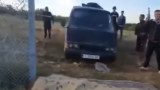 Цял бус с мигранти премина през дупка в оградата на границата ни с Турция
