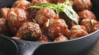 Звучи като шега нали Кюфтета и филе направени от свинско