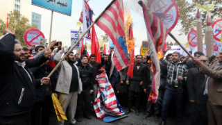 Хиляди иранци гориха флага на САЩ и викаха „Смърт за САЩ” 36 г. след кризата