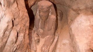 Египетските археолози откриха статуя на сфинкс докато източват вода от
