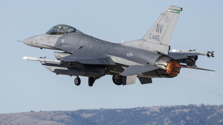 Киев очаква да получи първите си изтребители F-16 от своите