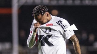 Офанзивният футболист на Сантос Неймар претърпя операция на коляното съобщиха