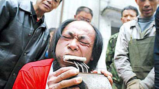 Китаец вади пирони със зъби