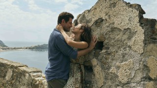 Млада красива двойка се мести в нов дом край морето