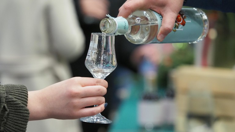 Властта даде назад с планираните ограничения върху домашната ракия