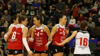 Българските волейболистки Мария Каракашева и Лора Китипова са на крачка