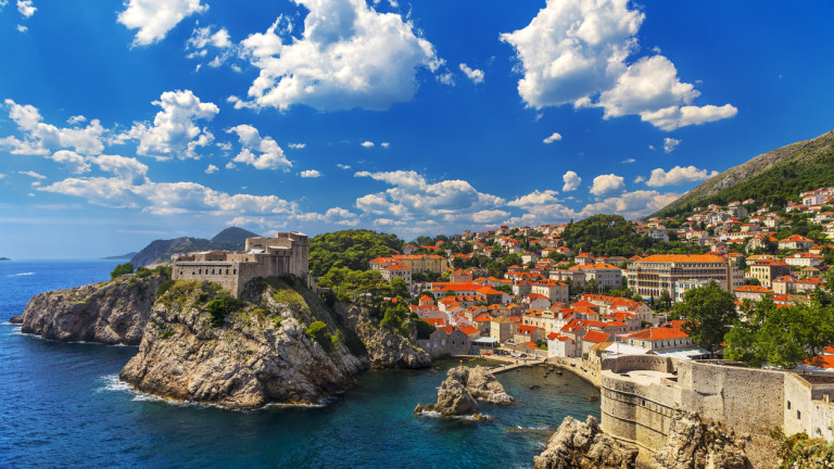 Балканската страна, която е 2 пъти по-малка и очаква 2 пъти повече туристи от България - Money.bg