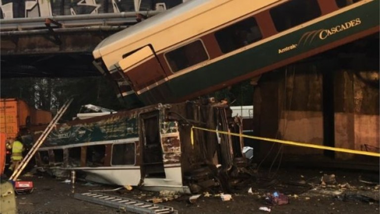 Пътнически влак на американската държавна жп компания Амтрак е дерайлирал