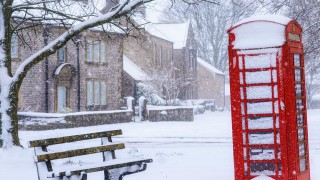 Бурята Лариса донесе снежен хаос във Великобритания