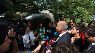 Социалният министър Бисер Петков докладва пред Народното събрание за напредъка