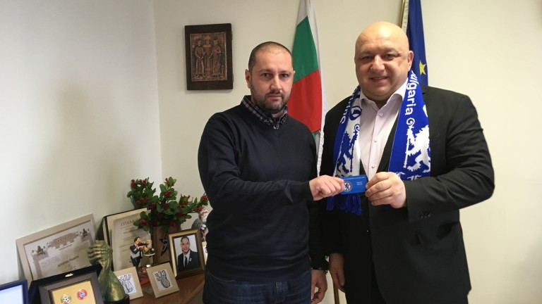 Министър Кралев получи членска карта на официалния фенклуб на Челси в България