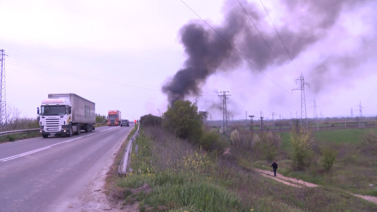 Пожар горя опасно близо до карловското село Войнягово. Всички налични