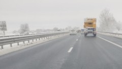 Силен вятър и навявания затрудниха движението в страната