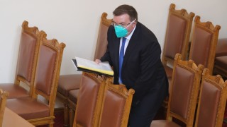 Здравният министър Костадин Ангелов заяде социалистите че не носят маска