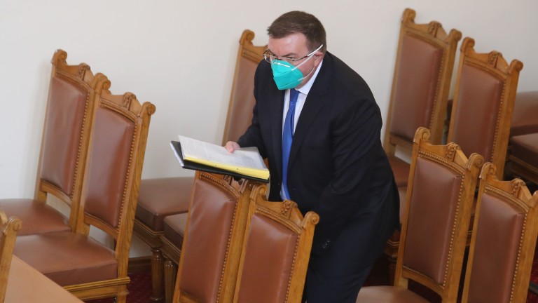 Здравният министър Костадин Ангелов заяде социалистите, че не носят маска