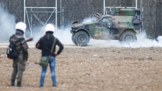 Напрежението на границата Гърция Турция рано в петък когато залпове със сълзотворен