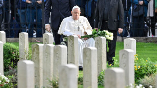 Папата от военно гробище: В никоя война няма истински победители