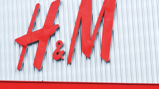 Компанията за дрехи H amp M заяви че очаква загуба през второто