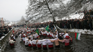 Смелчаци играха мъжко хоро в ледените води на Тунджа