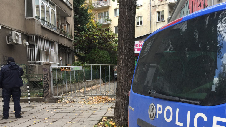Открито е тяло на мъж в двор в София, съобщиха