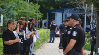 Майките връчиха на депутатите на изпроводяк снимки на децата с