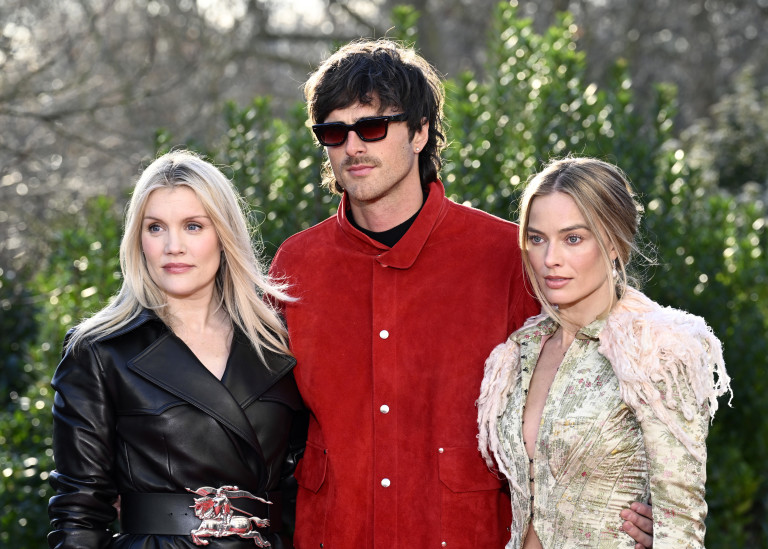 от ляво надясно: Емералд Фенел, Джейкъб Елорди и Марго Роби