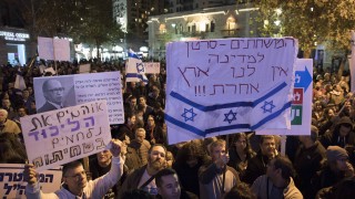 Хиляди израелци поискаха оставката на премиера Бенямин Нетаняху предаде АФП