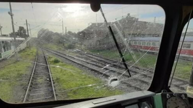 Неизвестен извършител е замерял с камъни влак, пътуващ от Димитровград