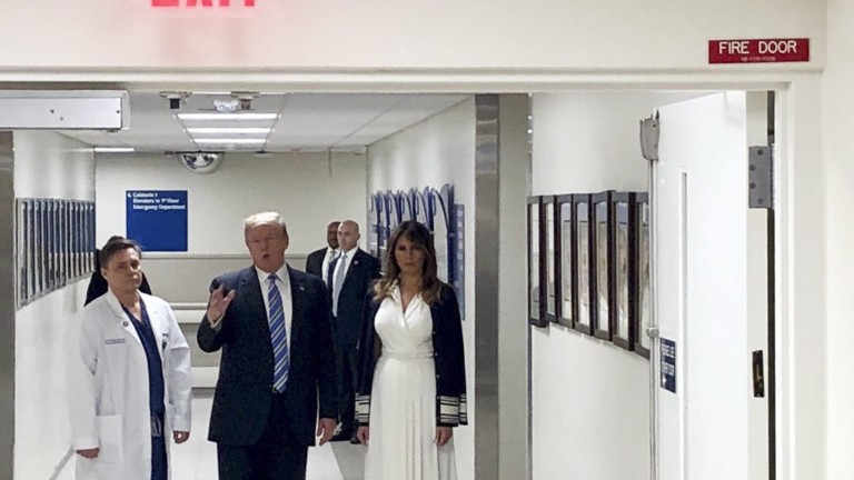 Президентът на САЩ Доналд Тръмп посети болницата, в която се