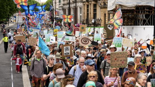Хиляди протестиращи от цялото Обединено кралство призоваха в Лондон за спешни