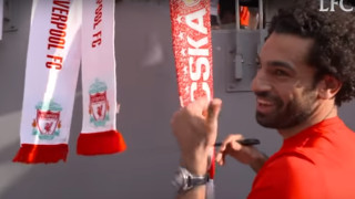Голмайсторът на Ливърпул Мохамед Салах се зарадва на шал на