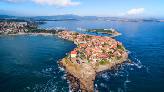 Известно със златни пясъци богата история и зелени гори българското