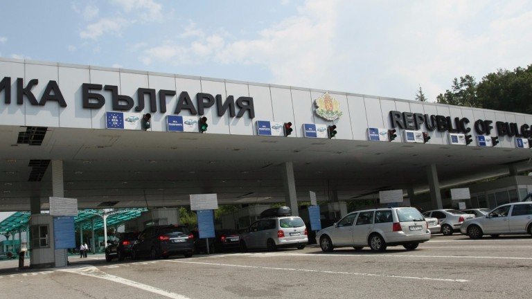 Преминаването на автомобили през ГКПП-Калотина в посока Сърбия става бавно,