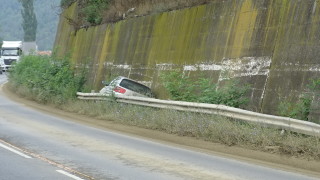 Кола се заклещи между мантинела и подпорна стена на ГП Е 79