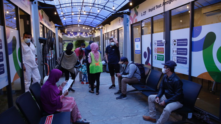 Индонезия налага двуседмична коронавирус забрана за взлизане в страната