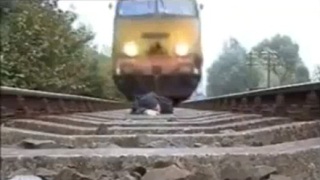 Мъж засне как влак минава над него (видео)