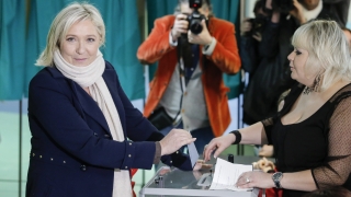 Льо Пен води на местните избори във Франция