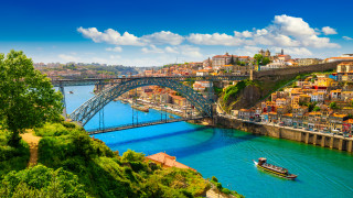 Единадесет полицейски служители са арестувани в Португалия по обвинения в