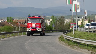 Пожарна отзовала се на сигнал за бедствие пропадна в дере
