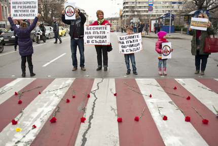 Почернено семейство от Бургас иска оставката на общественик, убил дъщеря им на пътя