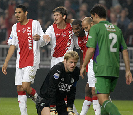 Aз Алкмаар и Аякс на две точки зад лидера в Холандия