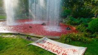 Фонтан в Докторската градина в София e оцветен в червено