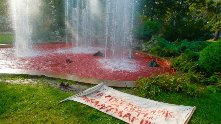 Фонтан в Докторската градина в София e оцветен в червено.