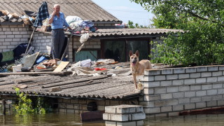 Осемнайсет селища остават наводнени в украинската Херсонска област след взривяването