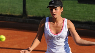 Българската тенисистка Юлия Стаматова и нейната партньорка на корта израелката Влада