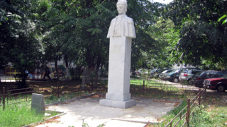 На Илинден счупиха паметна плоча на братя Миладинови в София