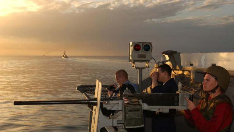 Ирански кораб опасно маневрира до US боен кораб в Персийския залив